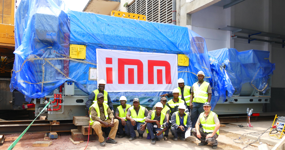 L'Equipe IMM sur le chantier de Bralim. IMM forme et accompagne des travailleurs locaux dans le cadre de ses projets. IMM, Flexible Power Solutions